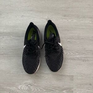 Nike Zoom Pegasus 35 men’s size 10 Black and White Athletic Shoes